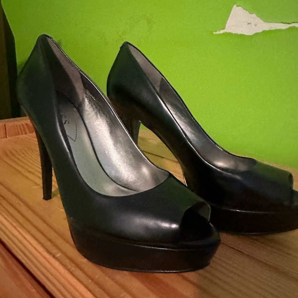 Guess pumps